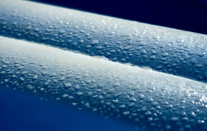 Gotas de agua resbalando sobre la lona de un toldo recién lavada
