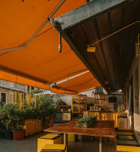 Toldo de brazo articulado en la terraza de un negocio en Santomera