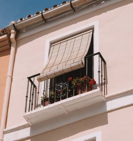 Toldo de punto recto en una fachada residencial de Alcantarilla